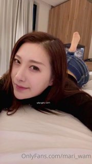 穿着紧身裤的少女享受肛交游戏和自慰